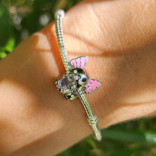 Ajoutez une touche d'adorabilité et de fantaisie à votre collection avec ce charm représentant Axoloto, l'emblématique Pokémon de type Eau/Spectre. Fabriqué en argent sterling 925, ce charm de haute qualité est compatible avec tous les bracelets Pandora, garantissant une intégration parfaite à votre bijou préféré. Parfait pour les fans de Pokémon et les amoureux des créatures aquatiques, ce charm capture l'esprit unique et les détails distinctifs d'Axoloto avec une finition minutieusement travaillée, ajouta