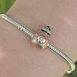 Ajoutez une touche d'aventure galactique à votre collection avec ce charm représentant BB-8, le droïde sphérique adoré de Star Wars. Conçu en argent sterling S925, ce charm capture avec précision les détails distinctifs et le design adorable de BB-8, apportant une note de joie et d'enthousiasme à vos bracelets.
