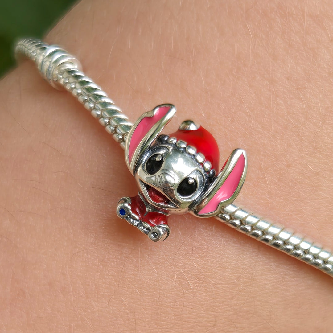 Célébrez la magie des fêtes avec ce charm adorable représentant bébé Stitch dans une tenue festive de Noël. Réalisé en Argent 925 (S925), ce charm met en scène Stitch portant un bonnet rouge chaleureux et une veste rouge éclatante, prêt à répandre la joie et la bonne humeur. Une pièce pleine de douceur et d’esprit festif, parfaite pour illuminer vos bracelets ou colliers durant la saison hivernale.