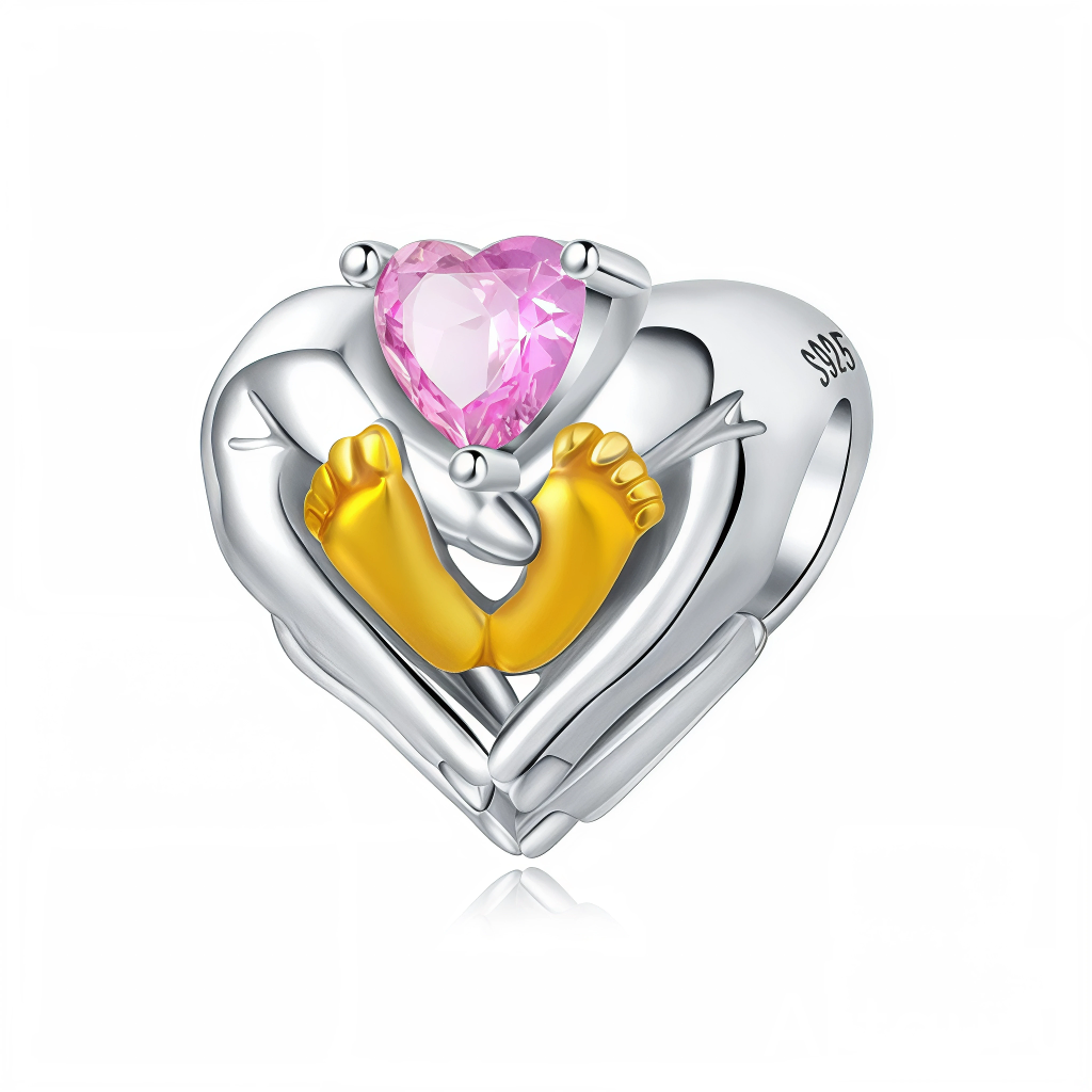 Le cœur en argent est formé par deux mains stylisées qui semblent bercer et protéger une paire de pieds de bébé plaqués or, symbolisant le lien tendre entre parent et enfant. Au sommet, une pierre rose taille cœur apporte une touche de douceur et de féminité, idéale pour marquer une naissance, une baby shower ou garder un souvenir précieux de son enfant près du cœur. Ce charm est parfait pour les jeunes mamans, les futures mamans ou comme cadeau de famille chargé d’émotion.