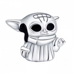 Adoptez la Force mignonne avec ce charm&nbsp;Baby Yoda&nbsp;(Grogu) Star Wars en argent sterling 925, sculpté en 3D avec grands yeux expressifs, oreilles pointues et robe iconique de The Mandalorian. Ce petit Jedi espiègle, assis prêt à utiliser la Force, pend d’une bélière ronde lisse compatible bracelets Pandora pour un bijou fan ultime. Poinçonné S925, sans nickel et galactique, il capture innocence, pouvoir et aventure. Parfait pour binge-watching, Comic-Con ou cadeaux geeks.