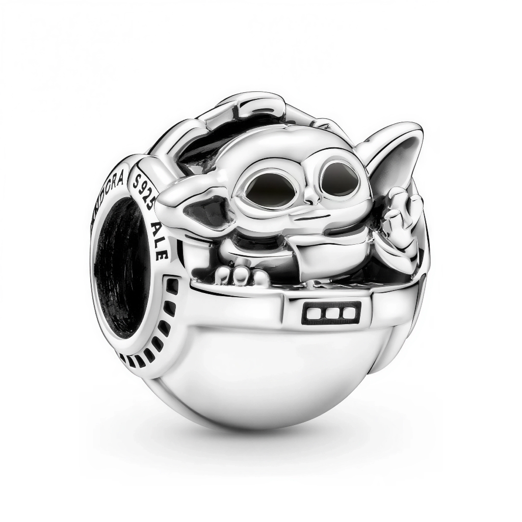La Force est forte en ce petit avec ce charm Baby Yoda (Grogu) Star Wars en argent sterling 925, modelé en 3D adorable avec yeux ronds curieux, oreilles floppy et robe mandalorienne signature de The Mandalorian. Ce bébé Jedi lève la main pour la Force depuis une bélière ronde lisse compatible bracelets Pandora, pour un bijou irrésistiblement kawaii. Poinçonné S925, sans nickel et Force-sensitive, il fond les cœurs depuis 2019. Idéal pour Mando fans, "This is the way" ou peluches vivantes.

