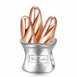 Célébrez l’art de vivre à la française avec ce charm “Baguettes” en Argent 925 (S925) ! Il représente un petit sac argenté gravé “Baguette”, garni de trois baguettes dorées aspect or rose finement sculptées. Son design réaliste et chic sublime tous les bracelets gourmands ou voyageurs, idéal pour les amateurs de pâtisseries, de France et d’originalité.