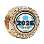 Apporte une touche sportive et fière à ton bracelet avec ce charm doré ballon de foot 2026 aux couleurs de l’Argentine. Ce bijou reprend le motif du ballon de football avec des finitions dorées lumineuses et des détails en émail bleu et blanc, pour un rendu élégant, dynamique et plein de caractère. Un charm original et symbolique, parfait pour les fans de foot et de l’Albiceleste.

Caractéristiques :

- Matière : Argent 925.
- Design : Ballon de foot 2026 en version charm aux couleurs de l’Argentine.
- Dime