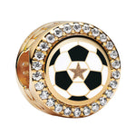 Apporte une touche sportive et élégante à ton bracelet avec ce charm doré ballon de foot en argent 925. Ce bijou reprend le motif iconique du ballon de football avec des finitions dorées lumineuses et un cœur en argent sterling, pour un rendu à la fois raffiné et dynamique. Un charm original et plein d’énergie, parfait pour les fans de foot et les bijoux au style moderne.

Caractéristiques :

- Matière : Argent 925.
- Design : Ballon de foot en version charm avec finitions soignées.
- Dimensions : Taille dé