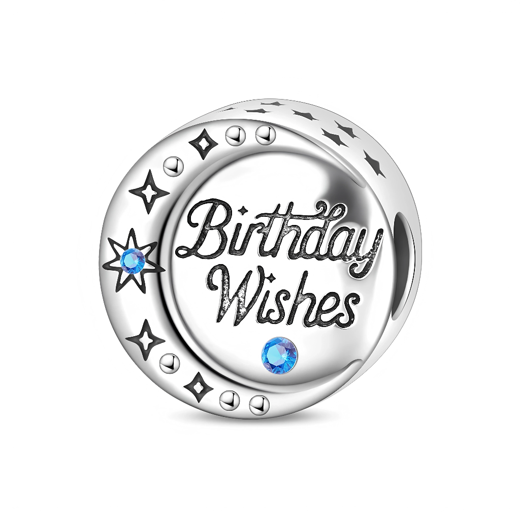 La face du charm affiche la gravure « Birthday Wishes » entourée de petites étoiles gravées et de deux cristaux bleus qui rappellent des bougies scintillantes ou des vœux exaucés. Le bord et l’arrière restent lisses et polis pour un look élégant, ce qui permet de l’associer facilement avec d’autres charms d’anniversaire ou de pierres de naissance. Ce bijou est idéal comme cadeau pour marquer une année spéciale ou pour commencer un bracelet thématique autour des moments importants de la vie.