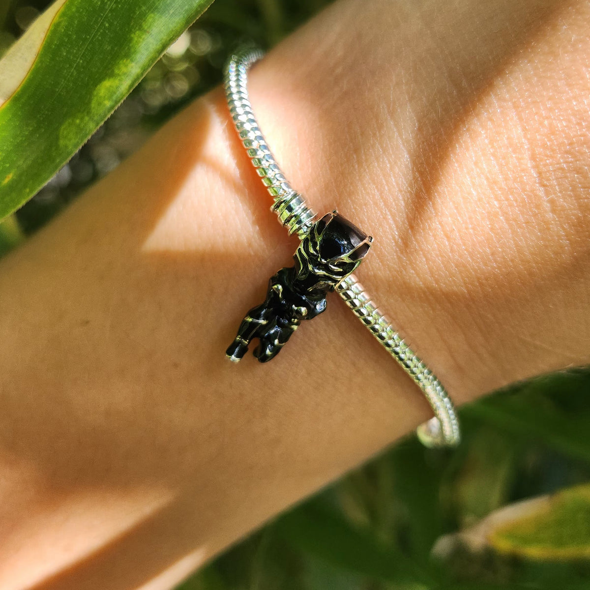 Ajoutez une touche royale et puissante à votre collection avec ce charm représentant Black Panther, le roi de Wakanda. Fabriqué en argent sterling 925, ce charm de haute qualité est compatible avec tous les bracelets Pandora, garantissant une intégration parfaite à votre bijou préféré. Parfait pour les fans de Black Panther et de l'univers Marvel, ce charm capture l'élégance et la force du super-héros, ajoutant une note de noblesse et de mystère à votre bracelet.