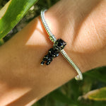 Ajoutez une touche royale et puissante à votre collection avec ce charm représentant Black Panther, le roi de Wakanda. Fabriqué en argent sterling 925, ce charm de haute qualité est compatible avec tous les bracelets Pandora, garantissant une intégration parfaite à votre bijou préféré. Parfait pour les fans de Black Panther et de l'univers Marvel, ce charm capture l'élégance et la force du super-héros, ajoutant une note de noblesse et de mystère à votre bracelet.