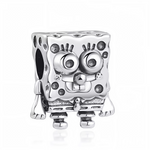 Affichez votre amour pour l’univers de Bikini Bottom avec ce charm en argent 925 représentant Bob l’Éponge. Avec son sourire malicieux et sa finition argentée brillante, ce bijou apporte une touche fun et intemporelle à vos bracelets et colliers. Une pièce incontournable pour tous les fans du personnage !