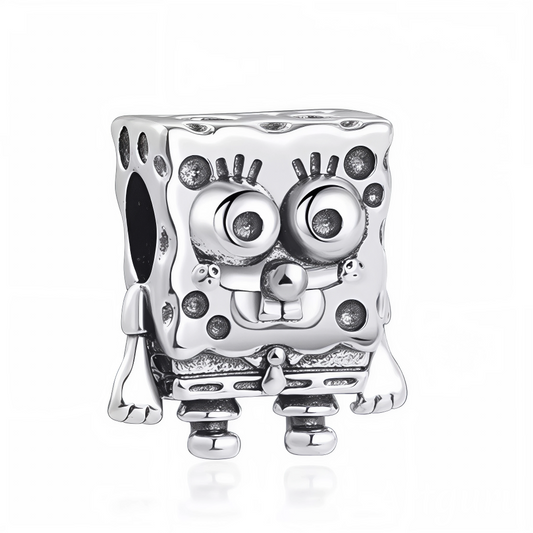 Affichez votre amour pour l’univers de Bikini Bottom avec ce charm en argent 925 représentant Bob l’Éponge. Avec son sourire malicieux et sa finition argentée brillante, ce bijou apporte une touche fun et intemporelle à vos bracelets et colliers. Une pièce incontournable pour tous les fans du personnage !