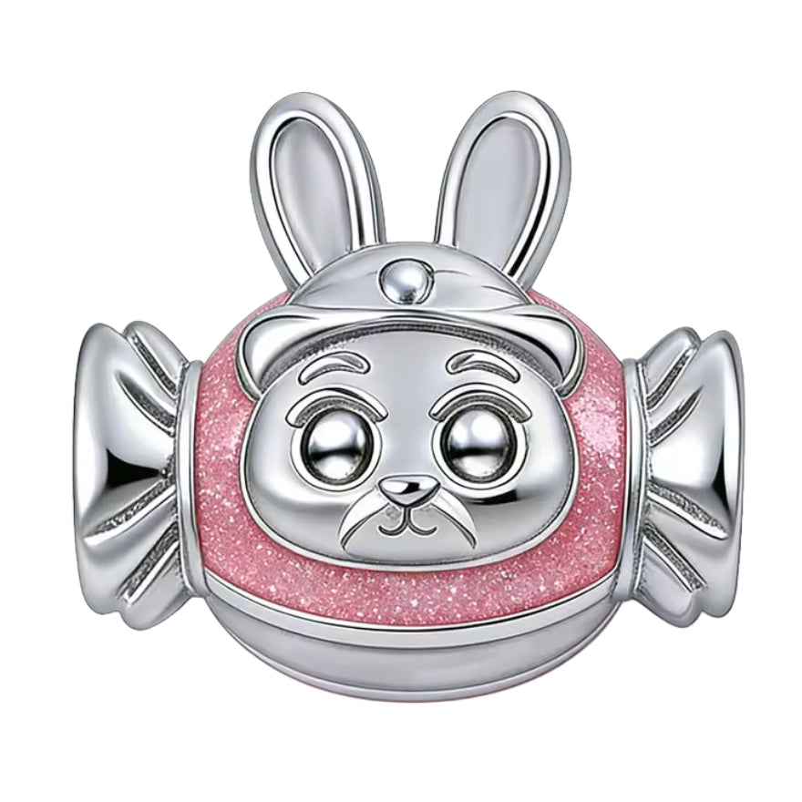 Ce charm transforme une friandise rose scintillante en petit personnage tout droit inspiré de l’ambiance gourmande et animée de Zootopie. La tête ronde au regard pétillant, coiffée d’oreilles de lapin et entourée d’un emballage de bonbon stylisé, rappelle les sucreries colorées que l’on imagine dans les échoppes de la ville, pour un bijou chibi à la fois tendre et espiègle.