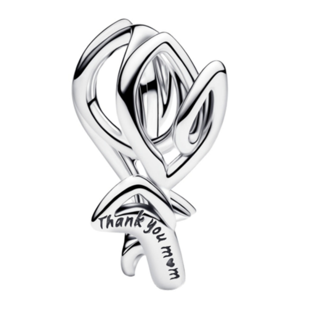 Exprime toute ta gratitude avec ce charm en argent sterling 925 représentant la silhouette élégante d’un bouquet, délicatement accompagné du message “Thank You Mom”. Symbole d’amour, de reconnaissance et de tendresse, ce bijou capture l’émotion d’un geste sincère avec finesse et douceur. Une pièce précieuse à offrir pour célébrer une maman unique avec un cadeau rempli de sens.

Caractéristiques :

- Matière : Argent 925.
- Design : Silhouette de bouquet avec inscription “Thank You Mom”, finition brillante e
