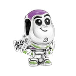 Apporte une touche galactique et iconique à ton bracelet avec ce charm inspiré de Buzz l’Éclair. Son design en argent 925 met en valeur le célèbre ranger de l’espace dans une version tout argentée, élégante et fidèle au personnage. Un bijou Disney Pixar collector, parfait pour les fans de Toy Story et des aventures “vers l’infini et au-delà”.

Caractéristiques :

- Matière : Argent 925.
- Design : Buzz l’Éclair en charm avec détails soignés et finition argentée.
- Dimensions : Taille délicate et confortable