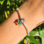 Ajoutez une touche d'aventure intergalactique à votre collection avec ce charm représentant Buzz l'Éclair, le célèbre Ranger de l'espace de Toy Story. Fabriqué en argent sterling 925, ce charm de haute qualité est compatible avec tous les bracelets Pandora, garantissant une intégration parfaite à votre bijou préféré. Parfait pour les fans de Buzz l'Éclair et de l'univers Disney-Pixar, ce charm capture l'esprit courageux et déterminé du personnage avec des détails minutieusement travaillés, ajoutant une note