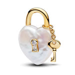 Apporte une touche romantique et élégante à ton bracelet avec ce charm cœur cadenas doré. Son design raffiné symbolise l’amour, la protection et les liens précieux, tout en ajoutant une note lumineuse et tendance à ta collection. Un bijou délicat et symbolique, parfait pour offrir ou pour garder un souvenir cher près de soi.

Caractéristiques :

-&nbsp;Matière : Argent 925 doré.
-&nbsp;Design : Cœur cadenas avec finition brillante et détails soignés.
-&nbsp;Dimensions : Taille délicate et confortable à port