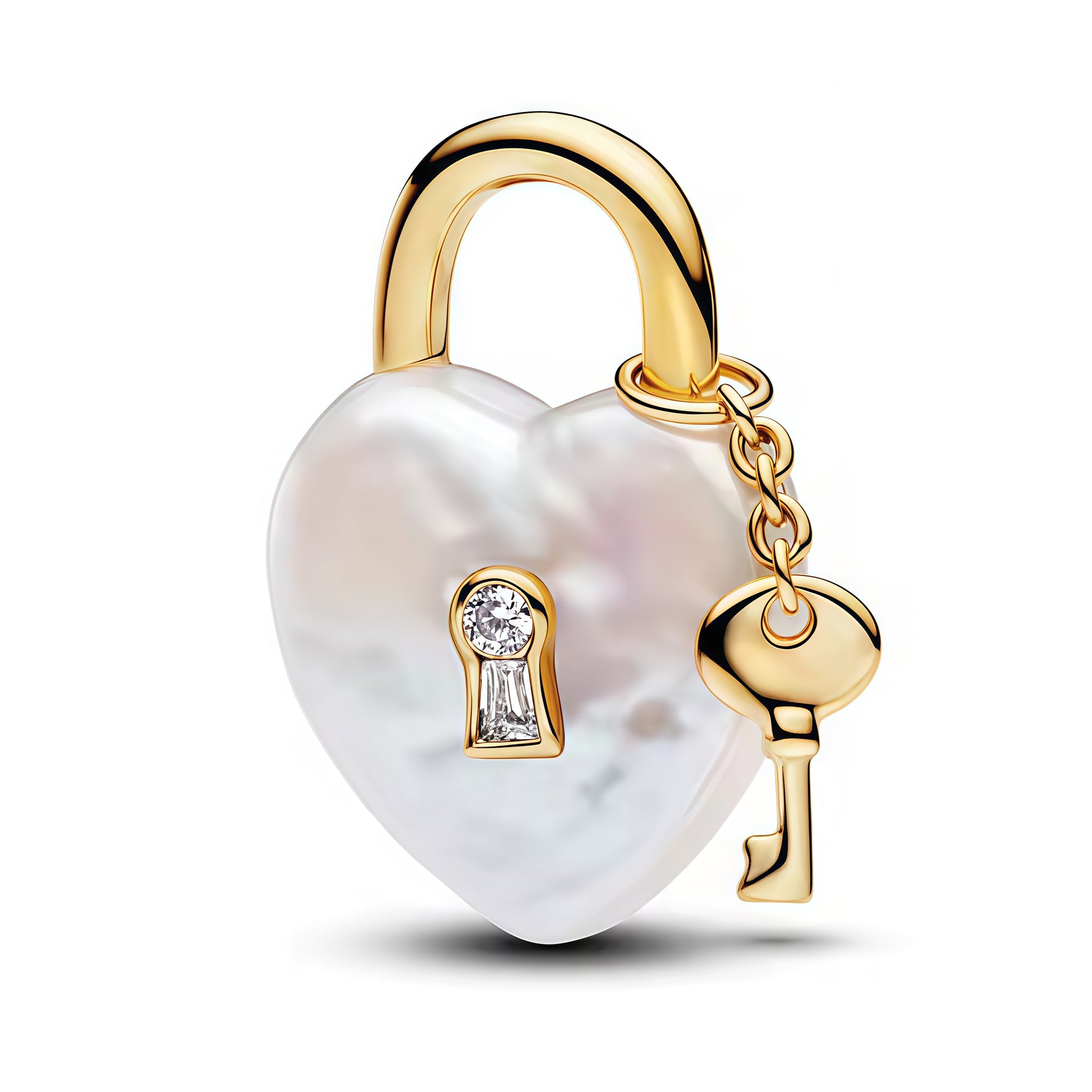 Apporte une touche romantique et élégante à ton bracelet avec ce charm cœur cadenas doré. Son design raffiné symbolise l’amour, la protection et les liens précieux, tout en ajoutant une note lumineuse et tendance à ta collection. Un bijou délicat et symbolique, parfait pour offrir ou pour garder un souvenir cher près de soi.

Caractéristiques :

-&nbsp;Matière : Argent 925 doré.
-&nbsp;Design : Cœur cadenas avec finition brillante et détails soignés.
-&nbsp;Dimensions : Taille délicate et confortable à port