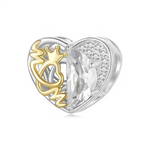 Ce charm en&nbsp;argent&nbsp;925 adopte une forme de cœur ajouré, dominé par un grand cristal incolore facetté qui capte magnifiquement la lumière. Sur un côté, une couronne et un cœur stylisé en plaqué or dessinent un motif “maman reine”, tandis que l’autre moitié est pavée de micro-cristaux transparents pour un rendu très lumineux.