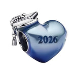 Apporte une touche élégante et symbolique à ton bracelet avec ce charm cœur diplôme 2026 bleu. Son design en argent 925 avec émail bleu et l’année 2026 gravée en fait un bijou parfait pour célébrer une graduation et marquer un souvenir important. Un charm raffiné, festif et plein d’émotion, idéal pour offrir ou pour garder une belle trace de cette étape.

Caractéristiques :

- Matière : Argent 925 avec émail.
- Design : Cœur bleu avec inscription 2026 et finition soignée.
- Dimensions : Taille délicate et c