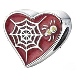 Apporte une touche romantique et héroïque à ton bracelet avec ce charm cœur rouge Spider-Man. Inspiré de l’univers Marvel, ce bijou associe le célèbre masque de Spider-Man à un cœur rouge, pour un rendu à la fois tendre, moderne et emblématique. Un charm original et plein de caractère, parfait pour les fans de Marvel et des pièces symboliques.

Caractéristiques :

- Matière : Argent 925 avec détails en émail rouge et noir.
- Design : Cœur rouge avec motif Spider-Man et finitions soignées.
- Dimensions : Tai