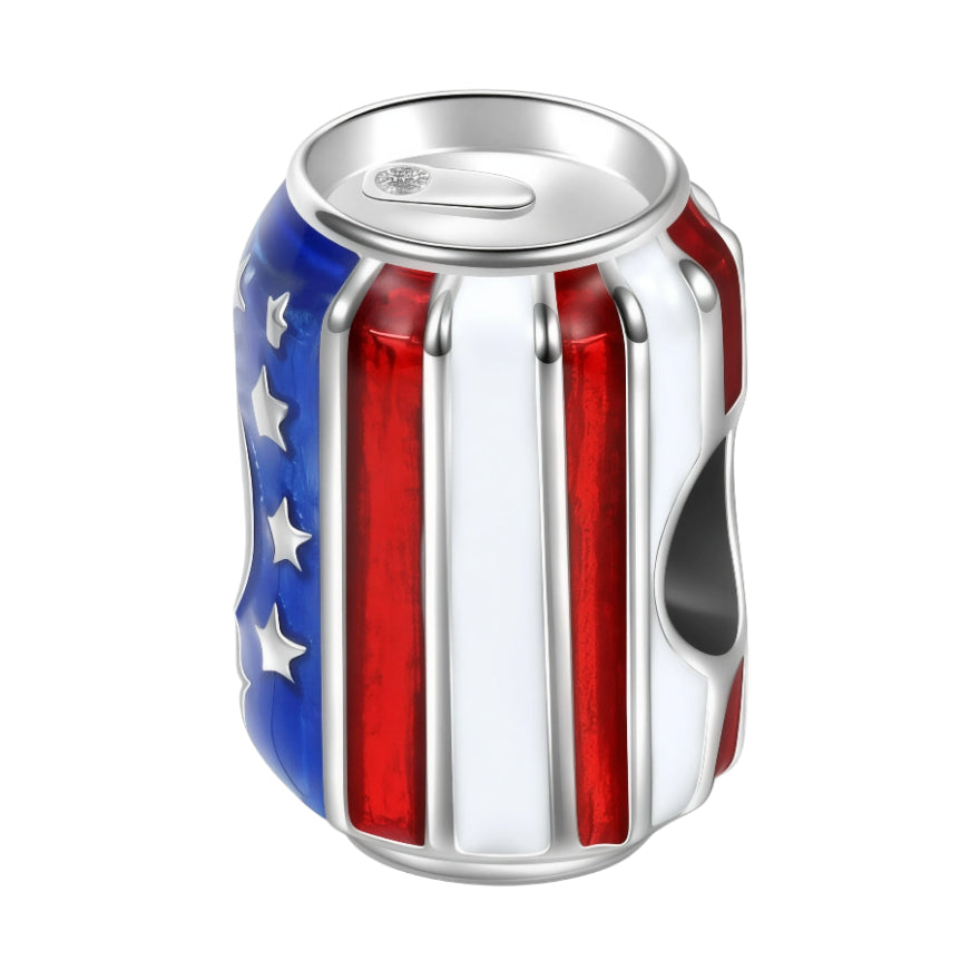 Le bijou reprend la silhouette réaliste d’une canette avec languette en relief, tandis que l’émail rouge, blanc et bleu crée des bandes et des étoiles rappelant immédiatement le Stars and Stripes. Le contraste entre l’argent brillant et les couleurs vives donne un look pop et moderne, parfait pour évoquer les road trips, les barbecues de l’été ou la fête du 4 juillet. Ce charm original est idéal pour les amoureux des États‑Unis, les fans de sodas ou ceux qui veulent garder un souvenir d’un voyage outre‑Atla