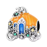 Ce charm s’inspire des contes de princesses et de la magie de Cendrillon : la citrouille sculptée se transforme en carrosse décoré de fleurs en relief, de cristaux verts, jaunes et blancs, et de détails argentés ciselés. La porte bleue invite à rêver et les roues ajourées tournent autour d’un décor lumineux. Idéal pour sublimer un bracelet thème princesse, féerie ou pour offrir un symbole de métamorphose et d’espoir.