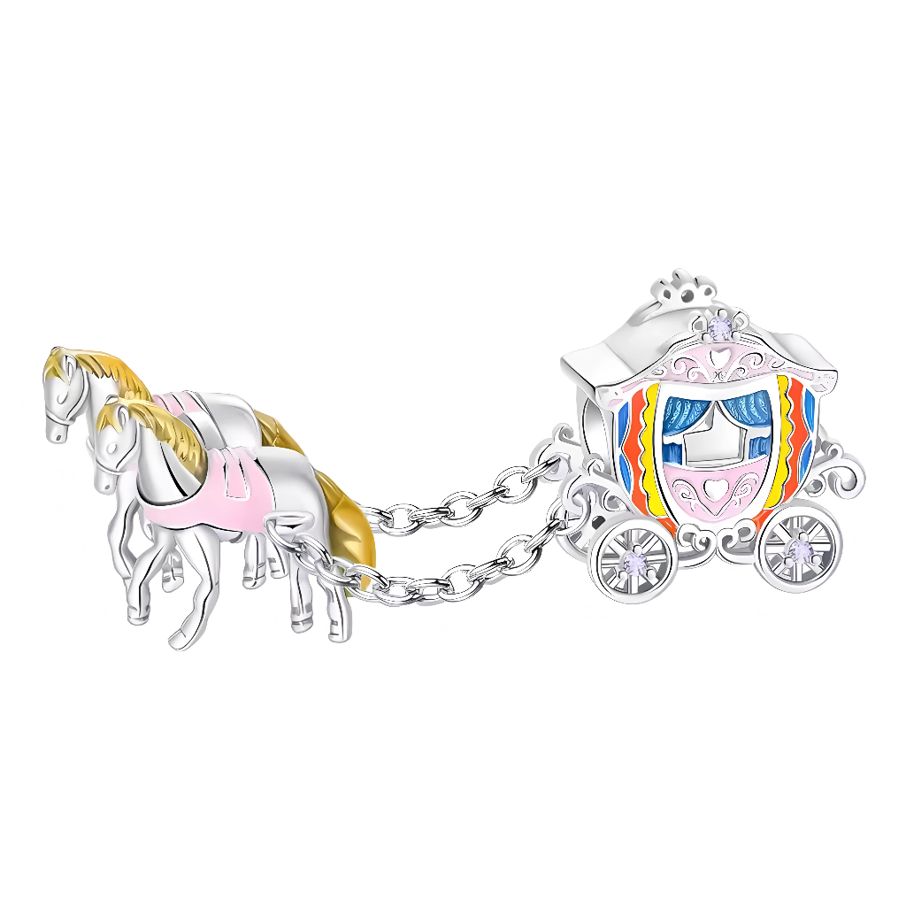 Ce charm enchanteur met en scène deux chevaux blancs à la crinière dorée, harnachés de rose pastel, avançant fièrement vers un carrosse richement décoré aux rideaux bleus et panneaux roses, jaunes et orangés. La fine chaîne qui relie l’attelage au carrosse crée un véritable petit décor en trois dimensions sur le bracelet, tandis que les roues serties de strass et les arabesques argentées renforcent l’effet conte de fées. Idéal pour toutes celles qui aiment l’univers des princesses, des bals royaux et des hi