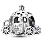 Ajoutez une touche de magie et de conte de fées à votre collection avec ce charm représentant le carrosse scintillant de Cendrillon. Fabriqué en argent sterling 925 et orné de détails étincelants, ce charm de haute qualité est compatible avec tous les bracelets Pandora, garantissant une intégration parfaite à votre bijou préféré. Parfait pour les fans de Cendrillon et de l'univers Disney, ce charm capture la splendeur et le glamour du carrosse enchanté, avec des détails minutieusement travaillés et des élém