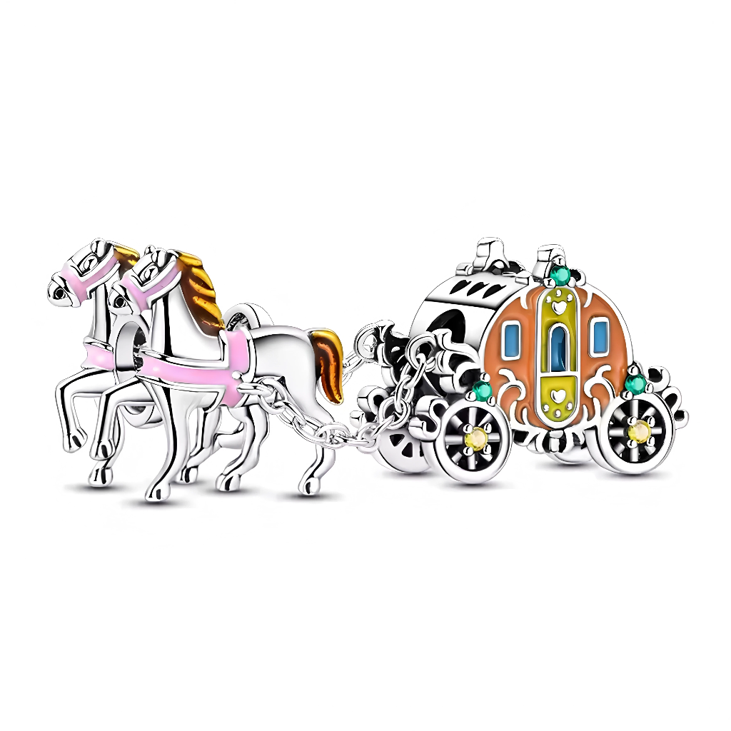 Ce charm féerique se compose de deux éléments: un duo de chevaux blancs aux harnais roses tirant un carrosse richement décoré, reliés par une délicate chaîne façon attelage royal. La calèche, aux portes orange et détails verts et dorés, rappelle les carrosses de princesses, avec fenêtres bleues et roues ornées de petits strass pour un rendu étincelant. L’ensemble crée une véritable scène de conte de fées à porter à votre poignet, idéale pour les fans d’histoires magiques, de princesses et de bal romantique.