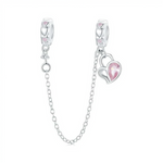 Cette chaîne de sécurité en argent 925 est composée de deux charms cylindriques décorés de cœurs bombés, chacun rehaussé d’un petit cristal rose scintillant. L’un des côtés porte en plus un cœur ajouré serti d’une pierre rose facettée en forme de goutte, qui se balance délicatement au bout de la chaîne fine reliant les deux éléments.

Caractéristiques :

-Matière : Argent 925 avec cristaux roses.
-Design : Deux charms à cœurs reliefs reliés par une chaîne de sécurité, agrémentés d’un pendentif cœur en crist