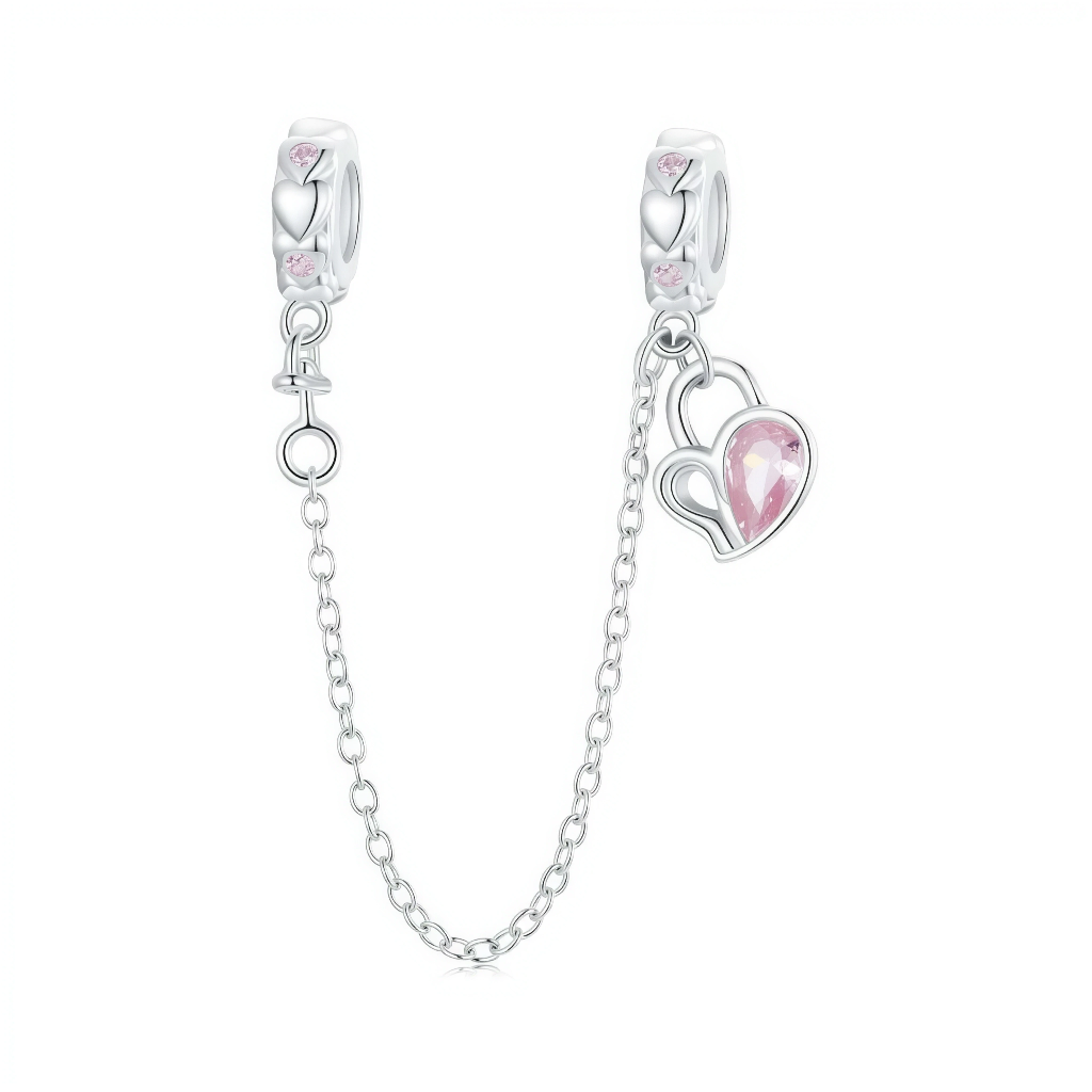 Cette chaîne de sécurité en argent 925 est composée de deux charms cylindriques décorés de cœurs bombés, chacun rehaussé d’un petit cristal rose scintillant. L’un des côtés porte en plus un cœur ajouré serti d’une pierre rose facettée en forme de goutte, qui se balance délicatement au bout de la chaîne fine reliant les deux éléments.

Caractéristiques :

-Matière : Argent 925 avec cristaux roses.
-Design : Deux charms à cœurs reliefs reliés par une chaîne de sécurité, agrémentés d’un pendentif cœur en crist