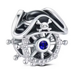 Ce charm aventureux audacieux arbore un chapeau tricorne noir lustré orné d'un crâne souriant argenté au centre, associé à une grande roue de gouvernail rayonnante sertie d'un cristal bleu vif au noyau. Les rayons ajourés et bordures perlées renforcent le style nautique intrépide du pendentif suspendu. Symbole d'exploration hardie et horizons infinis, il propulse les bracelets vers des quêtes exaltantes.

Caractéristiques

Matière : Argent 925 avec émail noir et cristal bleu.
Design : Chapeau tricorne crâne