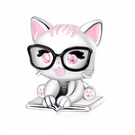 Laissez entrer une touche d'intelligence féline dans votre collection avec ce charm en argent 925 représentant un chat assis sur un livre, lunettes noires sur le nez et détails roses subtils. À la fois studieux et attendrissant, ce petit compagnon est idéal pour les passionnés de lecture, de chats ou de bijoux originaux au charme discret. Un détail craquant à glisser sur votre bracelet pour une note espiègle et cultivée !
