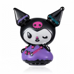 Ce charm raffiné montre un chat noir malicieux coiffé de deux chapeaux pointus ornés d’os colorés, les yeux mi-clos et le museau rose pour une expression sereine. La longue robe violette brillante est décorée de perles roses et d’un sceptre assorti, donnant une allure de petite sorcière élégante. Symbole de magie douce et de féminité gothique, il apporte une touche envoûtante et kawaii à tout bracelet.

Caractéristiques :

Matière : Argent 925 (S925) avec émail noir, violet, rose et vert.
Design : Chat noir
