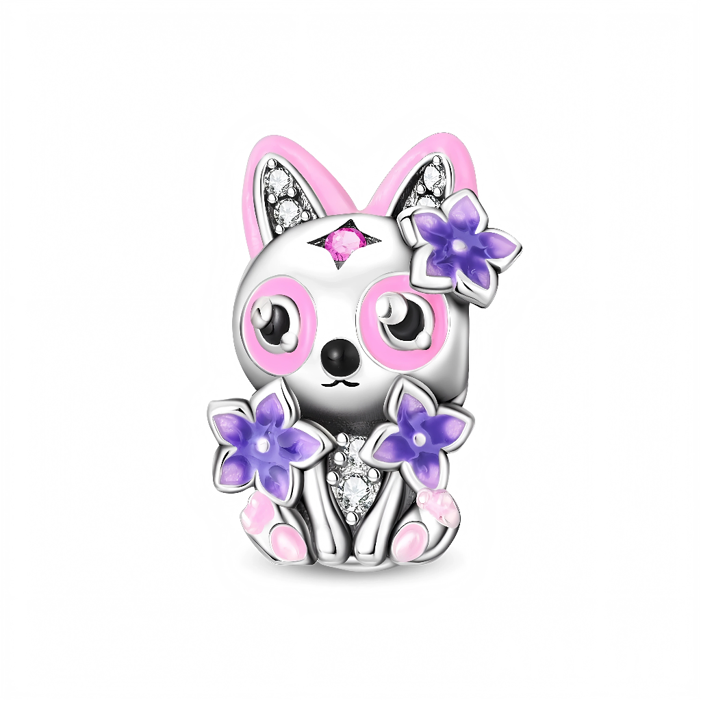 Le chat est en argent 925, avec des yeux cerclés d’émail rose, un petit nez noir et un cristal rose en forme de losange au centre du front, ce qui lui donne une allure presque magique. Ses pattes et ses oreilles sont soulignées de rose, tandis que plusieurs fleurs violettes en relief décorent sa tête et son corps, certaines centrées par de petites pierres claires en guise de cœurs de fleur. L’ensemble crée un motif très mignon, parfait pour les amoureux des chats et des couleurs pastel.