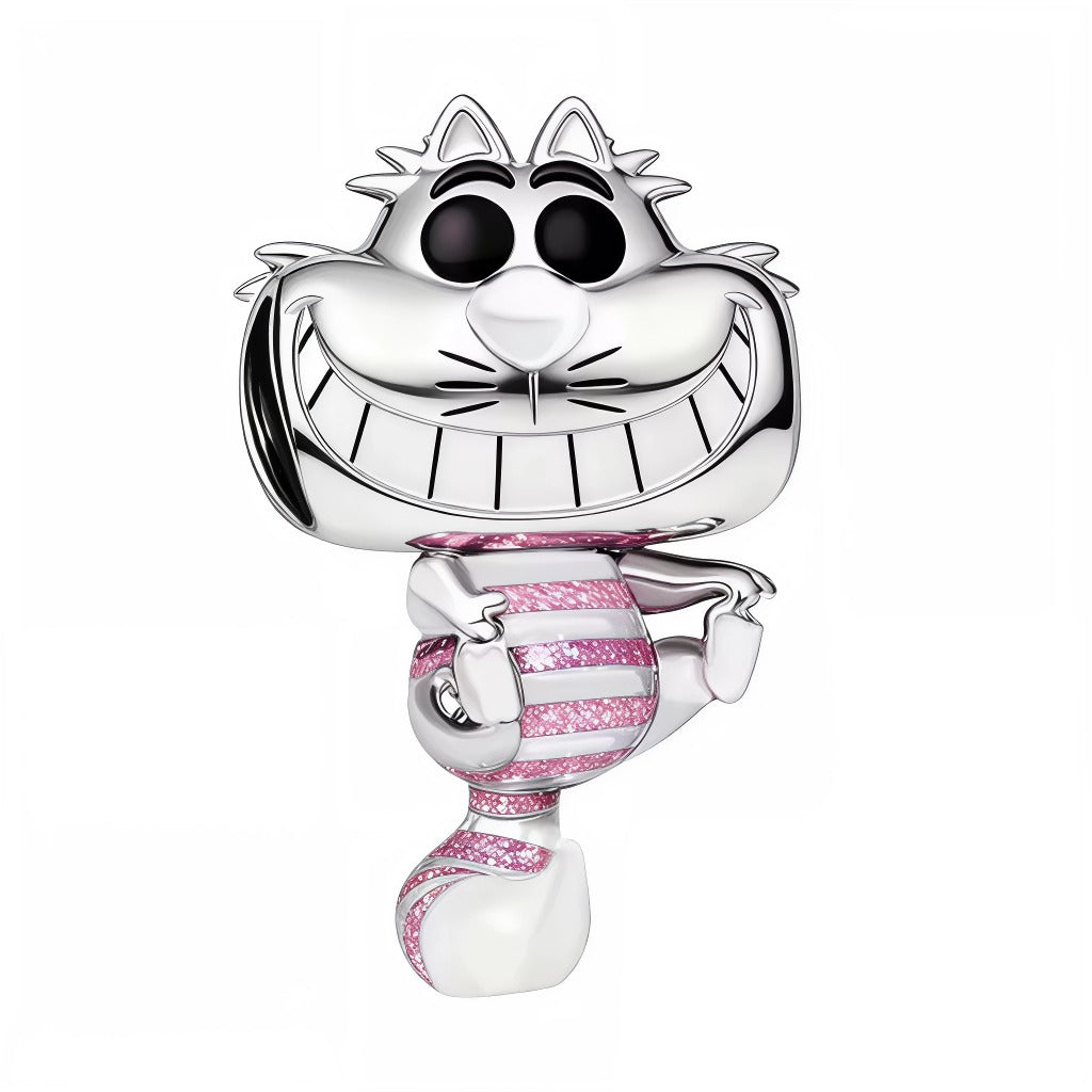Ce charm capture l’esprit facétieux du Chat du Cheshire: grand sourire gravé, yeux noirs malins et posture légère comme en lévitation. Le corps rayé est rehaussé d’émaux roses pailletés qui scintillent à chaque mouvement, contrastant avec les finitions argent poli. Parfait pour un thème Alice au Pays des Merveilles ou pour ajouter une note de fantaisie à un bracelet.