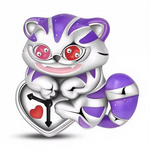 Ajoutez une touche d'espièglerie à votre collection avec ce Charm - Chat du Cheshire, en argent sterling S925. Inspiré du célèbre personnage d'Alice au Pays des Merveilles, ce charm capture parfaitement le sourire mystérieux et le regard malicieux du Chat du Cheshire, toujours prêt à semer le doute et à guider Alice à sa manière énigmatique. Idéal pour les fans de Disney et des contes fantastiques, ce charm apportera une aura magique et pleine de mystère à votre bracelet.