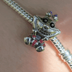 Ajoutez une touche d'espièglerie à votre collection avec ce Charm - Chat du Cheshire, en argent sterling S925. Inspiré du célèbre personnage d'Alice au Pays des Merveilles, ce charm capture parfaitement le sourire mystérieux et le regard malicieux du Chat du Cheshire, toujours prêt à semer le doute et à guider Alice à sa manière énigmatique. Idéal pour les fans de Disney et des contes fantastiques, ce charm apportera une aura magique et pleine de mystère à votre bracelet.