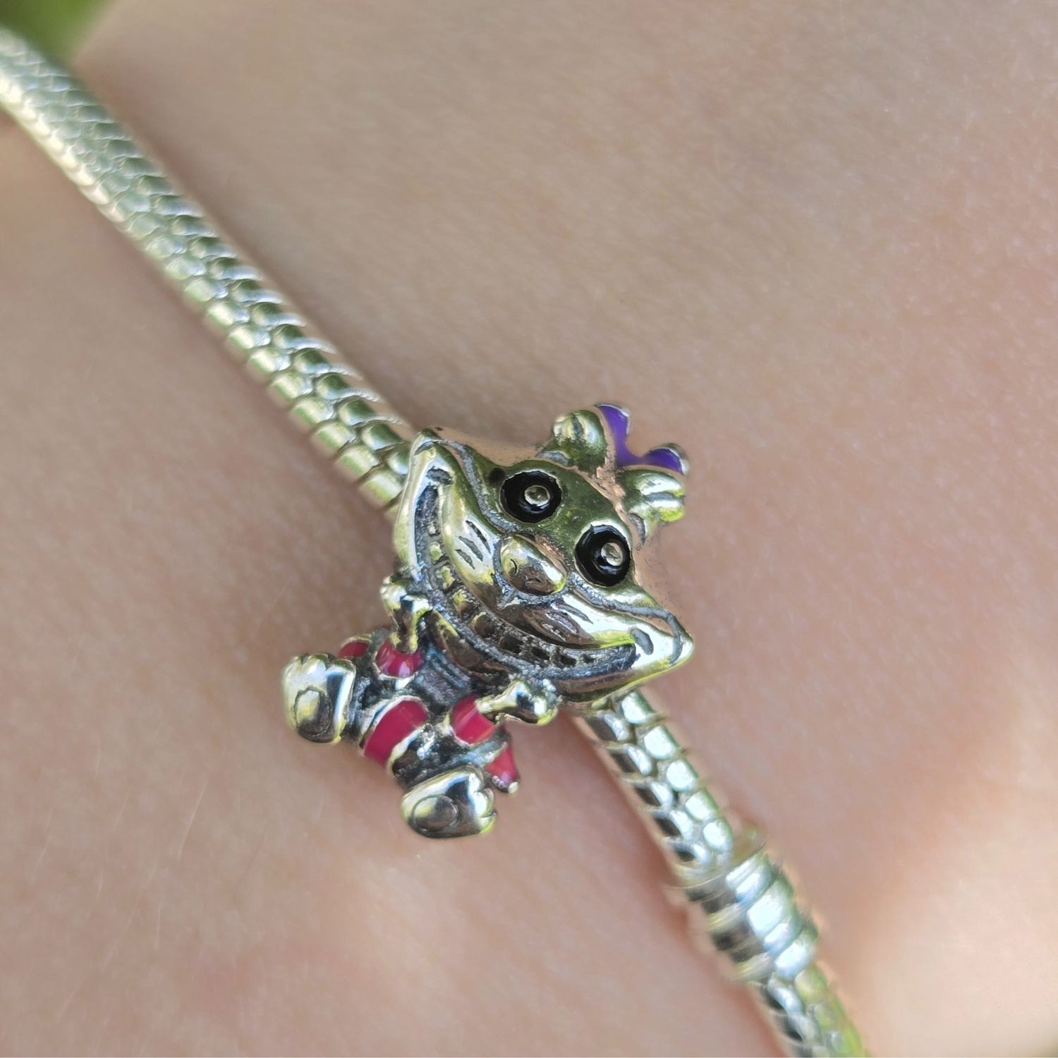 Ajoutez une touche d'espièglerie à votre collection avec ce Charm - Chat du Cheshire, en argent sterling S925. Inspiré du célèbre personnage d'Alice au Pays des Merveilles, ce charm capture parfaitement le sourire mystérieux et le regard malicieux du Chat du Cheshire, toujours prêt à semer le doute et à guider Alice à sa manière énigmatique. Idéal pour les fans de Disney et des contes fantastiques, ce charm apportera une aura magique et pleine de mystère à votre bracelet.