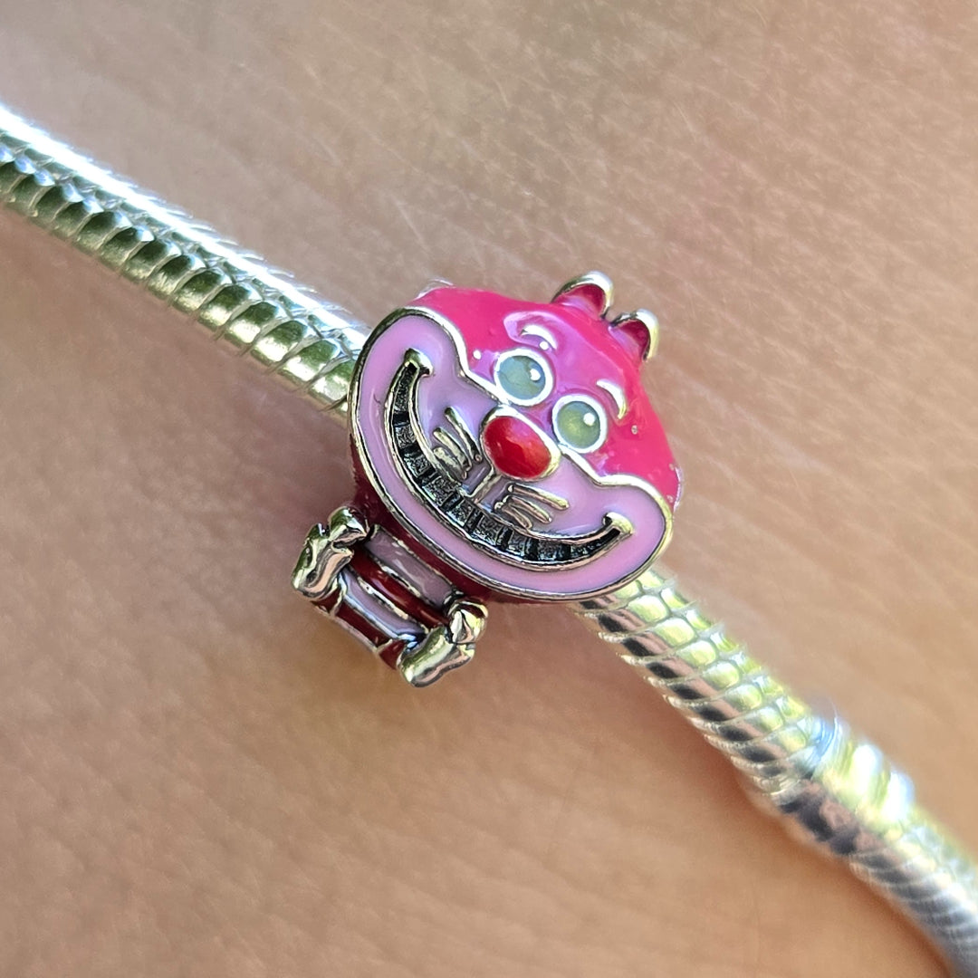 Apportez une touche mystérieuse et féerique à votre collection avec ce charm en Argent 925 (S925), représentant le célèbre Chat du Cheshire pailleté. Un bijou unique et captivant parfait pour sublimer vos bracelets et colliers avec l’esprit enchanté d’Alice au Pays des Merveilles.