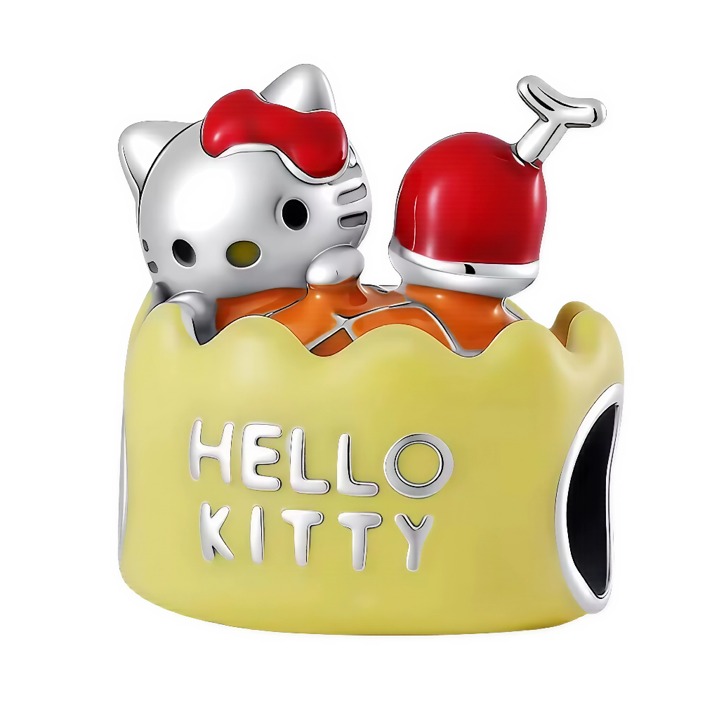 Ce charm ludique capture un chaton espiègle au ruban rouge noué sur la tête, assis dans une baignoire jaune joyeuse avec un petit canard rouge flottant à côté, le tout en argent sterling et émaux colorés. Les détails mignons comme moustaches, yeux ronds et bulles suggérées évoquent un moment de détente amusant et innocent. Symbole de pureté ludique et de plaisir quotidien, il infuse fraîcheur féline à tout bracelet.

Caractéristiques :

Matière : Argent 925 (S925) avec émail jaune/orange/rouge.
Design : Bai