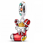 Ce charm festif représente une chaussette de Noël débordante de gourmandises et de cadeaux colorés, rehaussée d’un joli nœud blanc et d’étoiles dorées. À l’intérieur, on retrouve un sucre d’orge, un cadeau emballé et une étoile scintillante, le tout sublimé par un émail rouge éclatant et des touches de couleur vives. Son attache gravée de flocons et pavée de cristaux turquoise et orangés ajoute une touche de lumière à l’ensemble, parfait pour composer un bracelet qui célèbre la magie des fêtes et la joie de