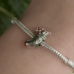 Ajoutez une touche ludique et festive à votre collection avec ce charm en argent sterling S925, représentant une chaussette de Noël ornée d'une adorable souris. Ce charm capture l’esprit joyeux des fêtes, évoquant des souvenirs d'innocence et de magie pour petits et grands. Avec ses détails exquis et sa conception charmante, il apportera une note d'humour et de chaleur à votre bracelet, parfait pour célébrer la saison des fêtes.