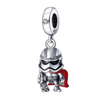 Ajoutez une touche de mystère et de grandeur galactique à votre collection avec ce charm représentant un Chevalier avec Cape Rouge, inspiré par l'univers de Star Wars. Conçu en argent sterling S925, ce charm capture l'élégance et la bravoure des personnages légendaires de la saga.