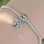 Ajoutez une touche de courage et de robustesse à votre collection avec ce charm représentant Chewbacca, le fidèle Wookiee de Star Wars. Conçu en argent sterling S925, ce charm capture l’essence sauvage et l’adorable côté du célèbre compagnon de Han Solo.