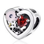 Ce charm mignon représente un petit chien tacheté blotti dans un grand cœur ajouré en argent 925, serrant contre lui un cristal en forme de cœur rouge étincelant. Les touches d’émail noir et jaune soulignent son museau et ses tâches façon dalmatien, créant un contraste vif avec l’argent poli. Symbole d’amour inconditionnel et de loyauté animale, il apporte une touche affectueuse et pétillante à tout bracelet.

Caractéristiques :

Matière : Argent 925 (S925) avec émail noir/jaune et cristal rouge en forme de