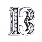 Ajoutez une touche d’éclat à votre bracelet avec ce charm en forme de chiffre "13", réalisé en argent 925 et orné de strass scintillants. Un bijou élégant et raffiné, idéal pour célébrer un anniversaire ou un moment spécial avec style.