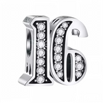 Marquez un moment spécial avec ce charm en forme de chiffre "16", réalisé en argent 925 et orné de strass scintillants. Un bijou élégant et raffiné, parfait pour célébrer un anniversaire ou une étape importante avec éclat.