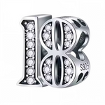 Célébrez un moment important avec ce charm en forme de chiffre "18", réalisé en argent 925 et orné de strass scintillants. Un bijou élégant et éclatant, parfait pour marquer un anniversaire ou une étape spéciale avec style.