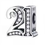 Ajoutez une touche d’éclat à votre bracelet avec ce charm en forme de chiffre "21", réalisé en argent 925 et orné de strass scintillants. Un bijou élégant et raffiné, idéal pour célébrer un anniversaire ou un moment spécial avec style.