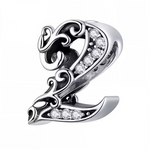 Personnalisez votre bracelet avec ce charm en forme de chiffre "2", conçu en argent 925. Un bijou raffiné et discret, parfait pour symboliser un chiffre spécial ou un moment important de votre vie.